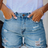 Shorts en denim pour femmes avec ourlets retroussés