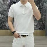 Polo pour hommes avec motif structural et patte de boutonnage