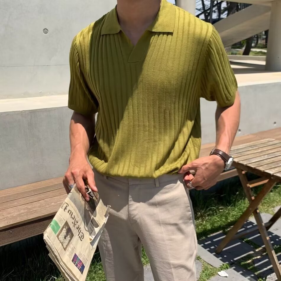 Polo pour hommes avec motif structural et patte de boutonnage